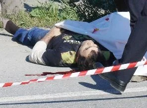 Kardeşinin cesedine sarılarak ağladı