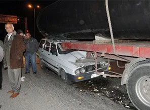 Kırmızı ışıkta duran TIR'a çarptı