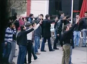 M.Ü. İletişim önünde öğrenci bıçaklandı