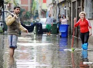 Manisa'da 400 ev iş yerini su bastı