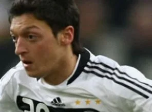 Mesut Özil varken Merkel'e laf düşmez!