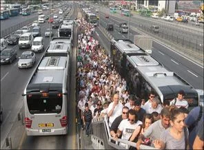 Metrobüs yaya bıraktı