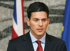 Miliband sert başladı