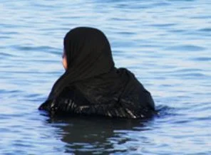Müslüman kadınlar yüzme öğreniyor