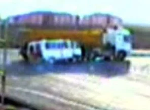 Öğrenci servisi kamyona çarptı