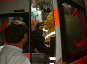 Parka çekilen araçla iki kadına çarptı