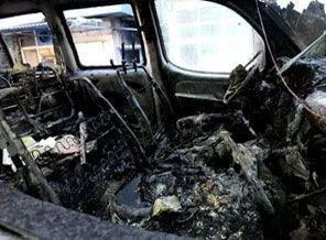 Polis aracına molotof atıldı