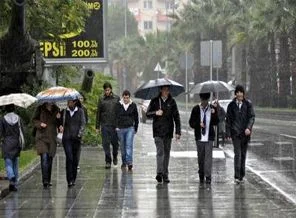 Şiddetli yağış okulları tatil ettirdi