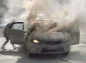 Sinirlenince otomobili yaktı