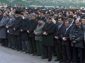 Uygur Türkleriyle saf tuttu