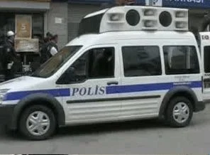 Van'da polis aracına saldırı