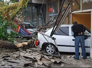 Yağışta kayan tur otobüsü,10 aracı biçti