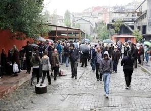 Yağmur altında İETT kartı kuyruğu
