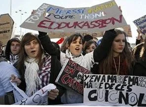 Yakıt durdu ama öğrenciler durmuyor