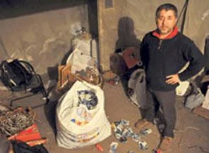YAŞ mağduru sokaktan hurda topluyor