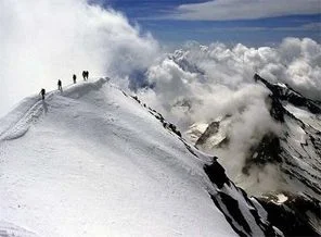 2 bin turist Everest'te mahsur kaldı!