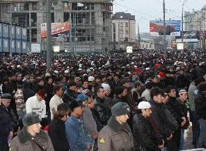 70 bin kişi sokakta bayram namazı kıldı