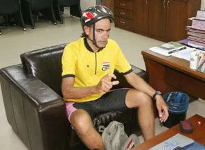 Akademisyen, barış için pedal çeviriyor