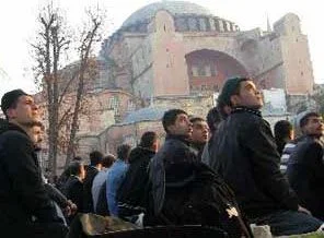 Alperenler Ayasofya önünde namaz kıldı