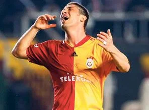 Aslan lige sırtını döndü