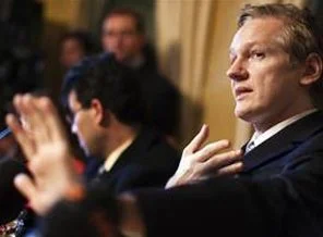 Assange hakkında, tecavüz suçundan tutuklama kararı