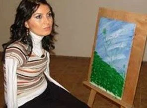 Ayaklarıyla resimler çizip sergi açıyor