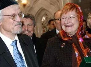 Başını örterek cami ziyaret etti