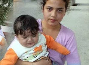 Bebeği anne dayağından komşusu kurtardı