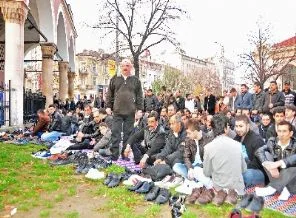 Bulgaristan'da Camiiler doldu taştı