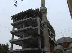 Caminin yanına apartman esnafı üzdü