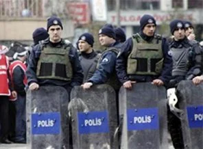 Çevik kuvvet taşınıyor