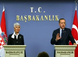 Erdoğan'dan Kosor'a anlamlı armağan