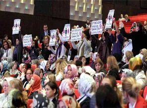 Erdoğan konuşurken, feministler pankart açtı