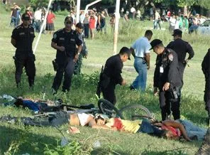 Futbol sahasına silahlı baskın: 14 ölü