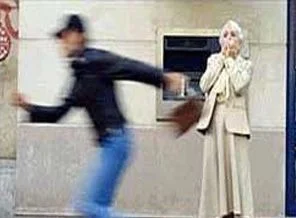 Genç kadının çantasını kaptılar ama kaçamadılar