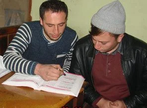 Gündüz tamirci, gece öğretmen