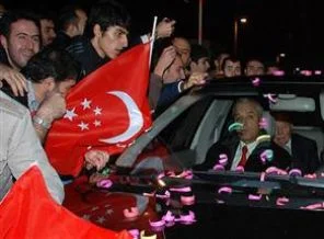 Havaalanı'nda Erbakan izdihamı