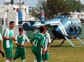 Helikopterle sahaya indi maç geç başladı