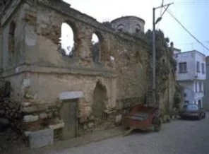 Hem kilise satılık hem cami satılık...