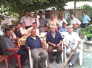Huzurevi sakinleri el öpecek evlatlarını beklediler