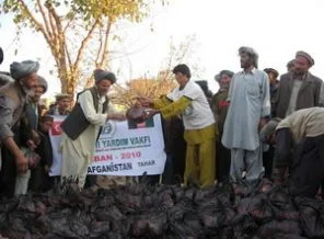 IHH Afganistan'da yoksul ve yetimlere kurban dağıttı