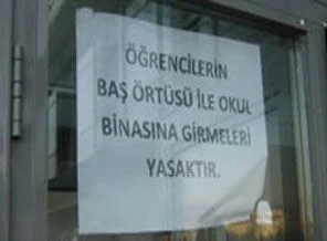Koministlerden 'başörtüsü' terbiyesizliği!