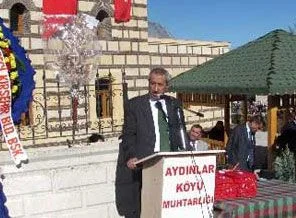 Köylüler şehitlere türbe yaptırdı