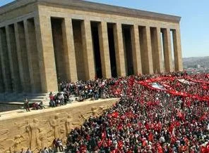 Laiklik Türkiye'de dindarlara engel mi?
