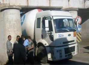 LPG tankeri hemzemin geçitte sıkıştı
