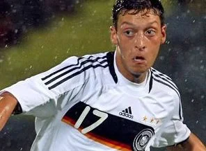 Mesut'u hain ilan etmek, iki yüzlülük!