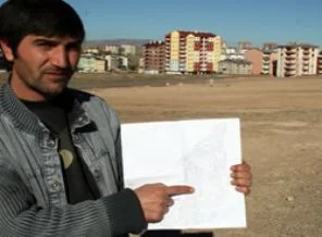 Muhtar, kendisini aklamak için el ilanı dağıttı!