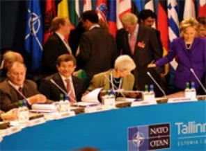 'NATO, Araplara savunma dersi veriyor'
