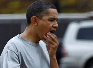 Obama fena dirsek darbesi yedi