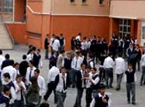 Öğretmenin parmaklarını kırdı